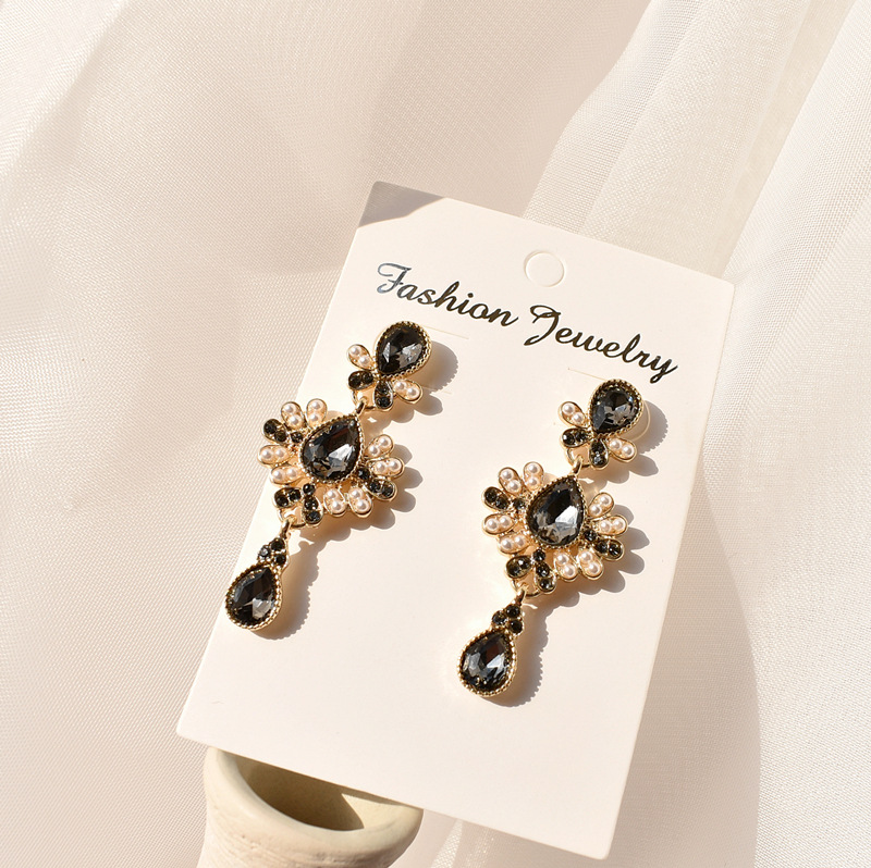 French retro light luxury pearl earrings, women's court style, niche design sense, tassel stud earrings S925 silver needle earrings full figure