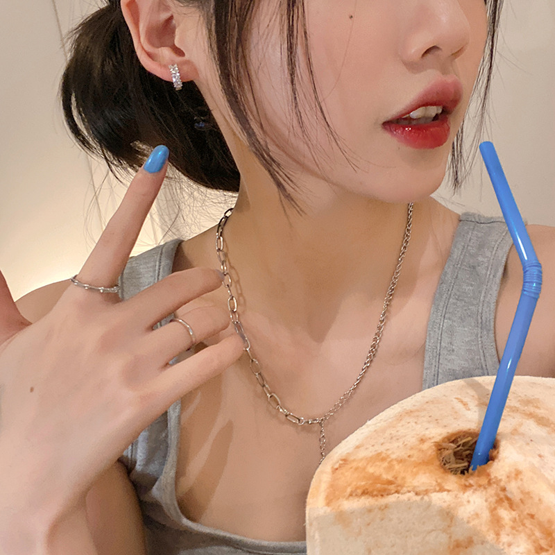 There's no need to take off zircon ear rings when sleeping. This is a trendy and niche design for women on Instagram, with a high-end and cold style. It's a pair of earrings, ear buckles and earrings full figure