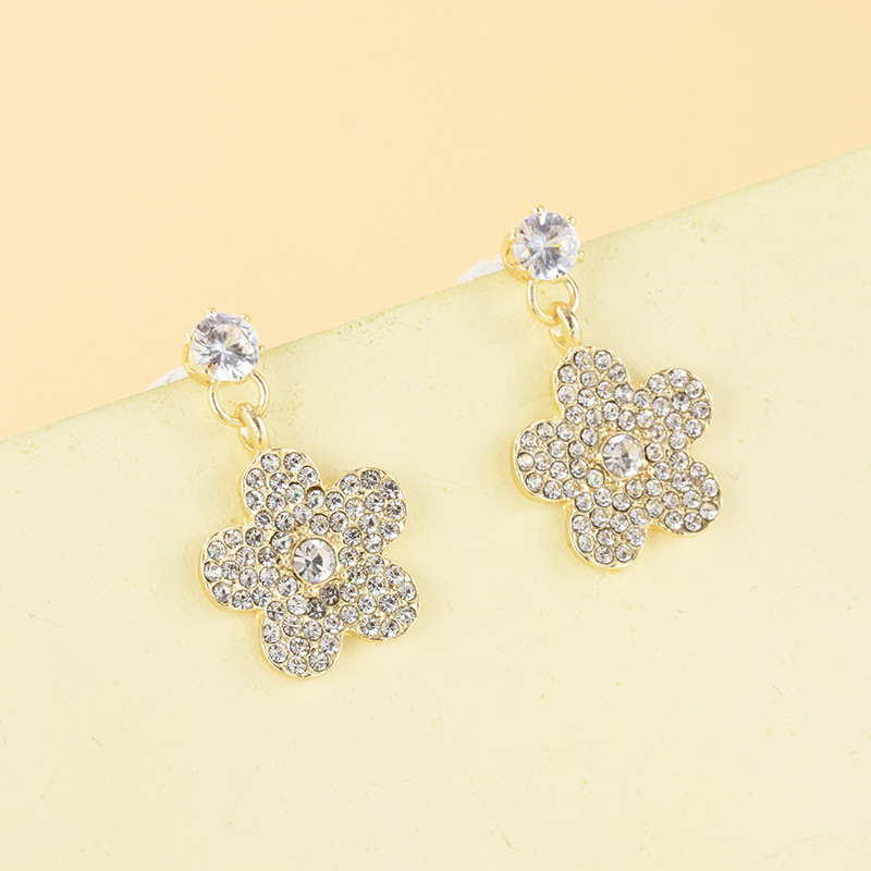 New super sparkling full diamond elegant flower earrings for women, Dongdaemun, South Korea, fashionable and versatile, sweet petal super fairy stud earrings full figure