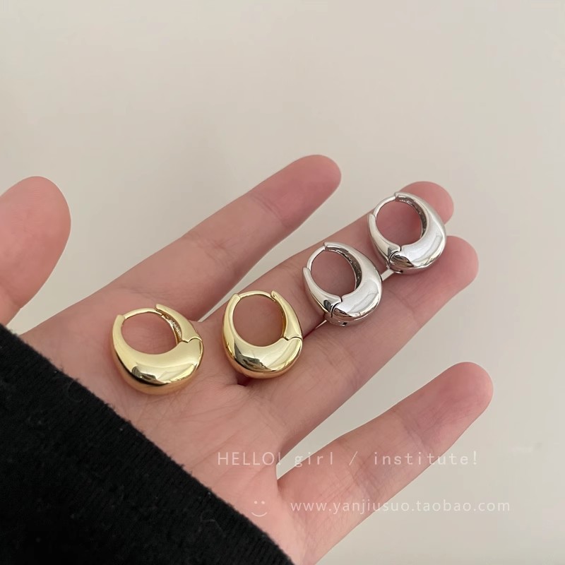 Cold and elegant oval plain ring earrings for women in autumn and winter, with a light luxury and high-end feel, are versatile earrings for commuting details Picture