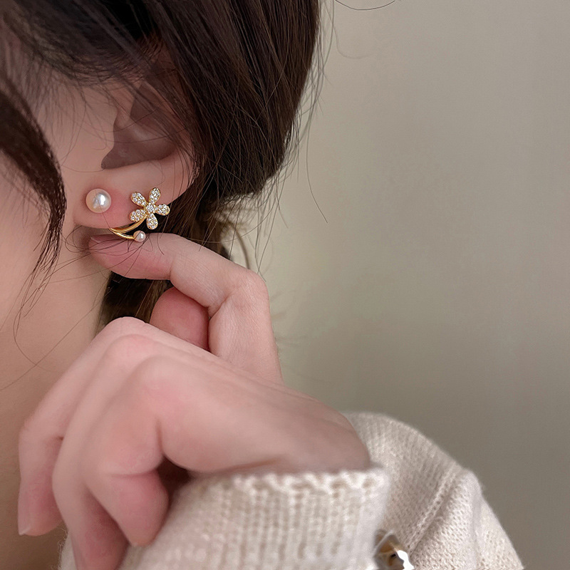 S925 Silver needle exquisite pearl Flower Full diamond Stud earrings, a new type of women's niche design earrings Application Scenario