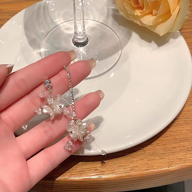 Korean-style asymmetrical diamond-encrusted flower earrings for women, with a light luxury and niche design sense, high-end and elegant earrings, super fairy-like earrings details Picture