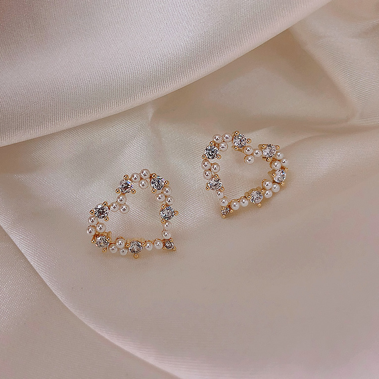 S925 Silver needle, Dongdaemun, South Korea, heart-shaped water diamond pearl, fashionable and elegant, sweet and delicate, small stud for women Application Scenario