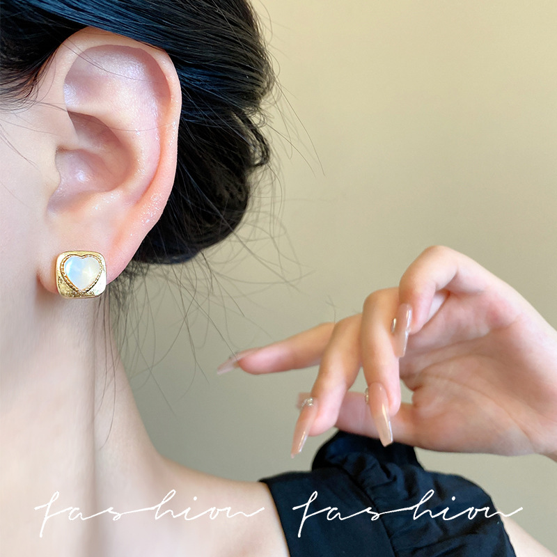 The simple and elegant design of the S925 silver needle Korean version of the super fairy new cat's eye stone heart-shaped stud earrings Application Scenario