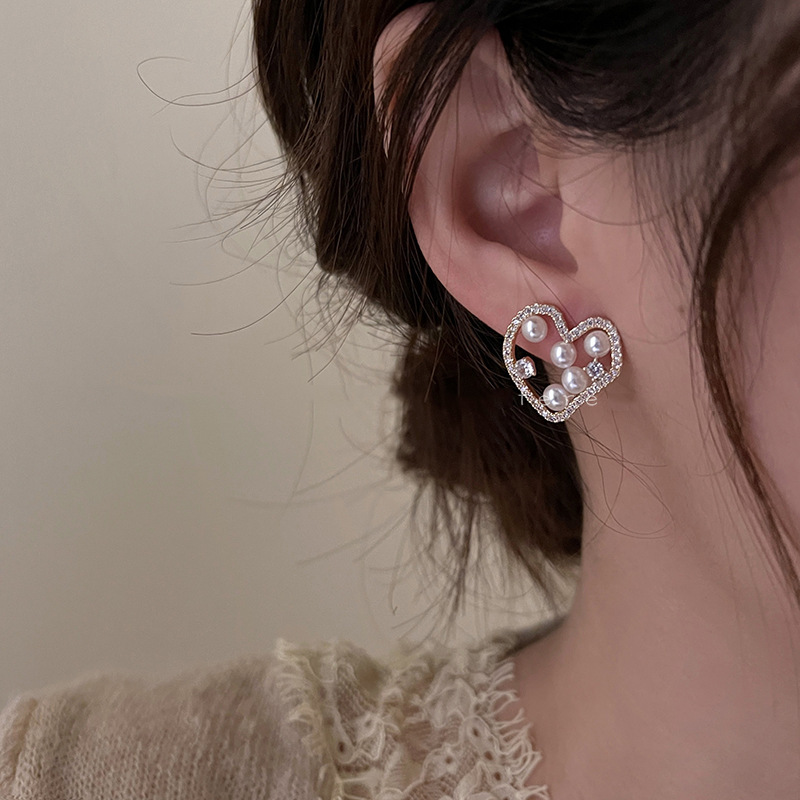 S925 Silver needle Korean fashionable and elegant diamond-encrusted heart-shaped stud earrings, a niche design of pearl retro earrings by female Internet celebrities, a trend Specification drawing