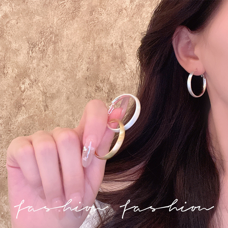 In 2025, the new and popular European and American brushed round wide-rimmed earrings exude a feminine charm with a matte finish and large ring earrings details Picture