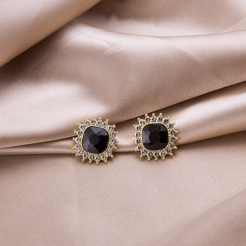 S925 silver needle black grand square rhinestone stud earrings, elegant internet-famous simple earrings, exquisite retro Hong Kong-style earrings Application Scenario