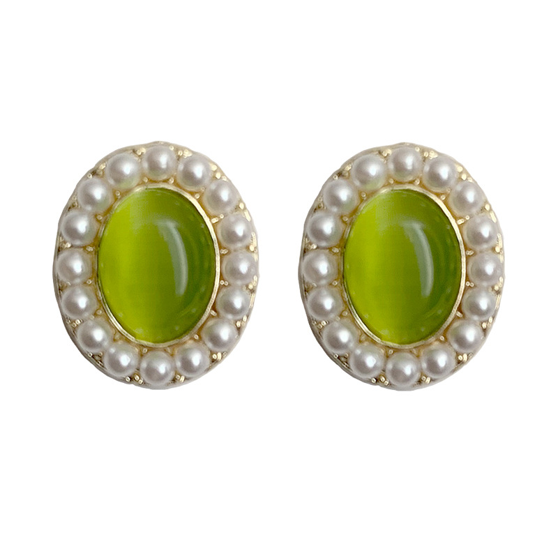 Forest-themed sweet student-style earrings, green retro gentle cat's eye stone stud earrings, S925 silver needle light luxury earrings for women Item Picture