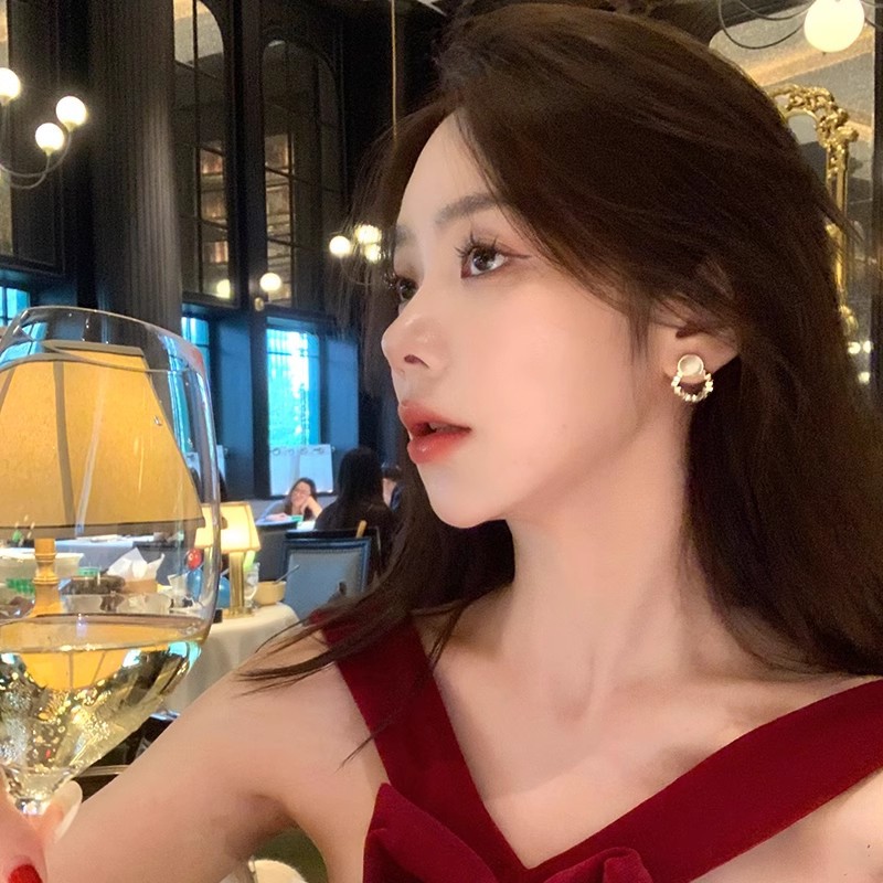 The sparkling cat's eye stone and silver geometric earrings exude a sense of feminine elegance and charm. They are Hong Kong-style retro and fashionable stud earrings Specification drawing