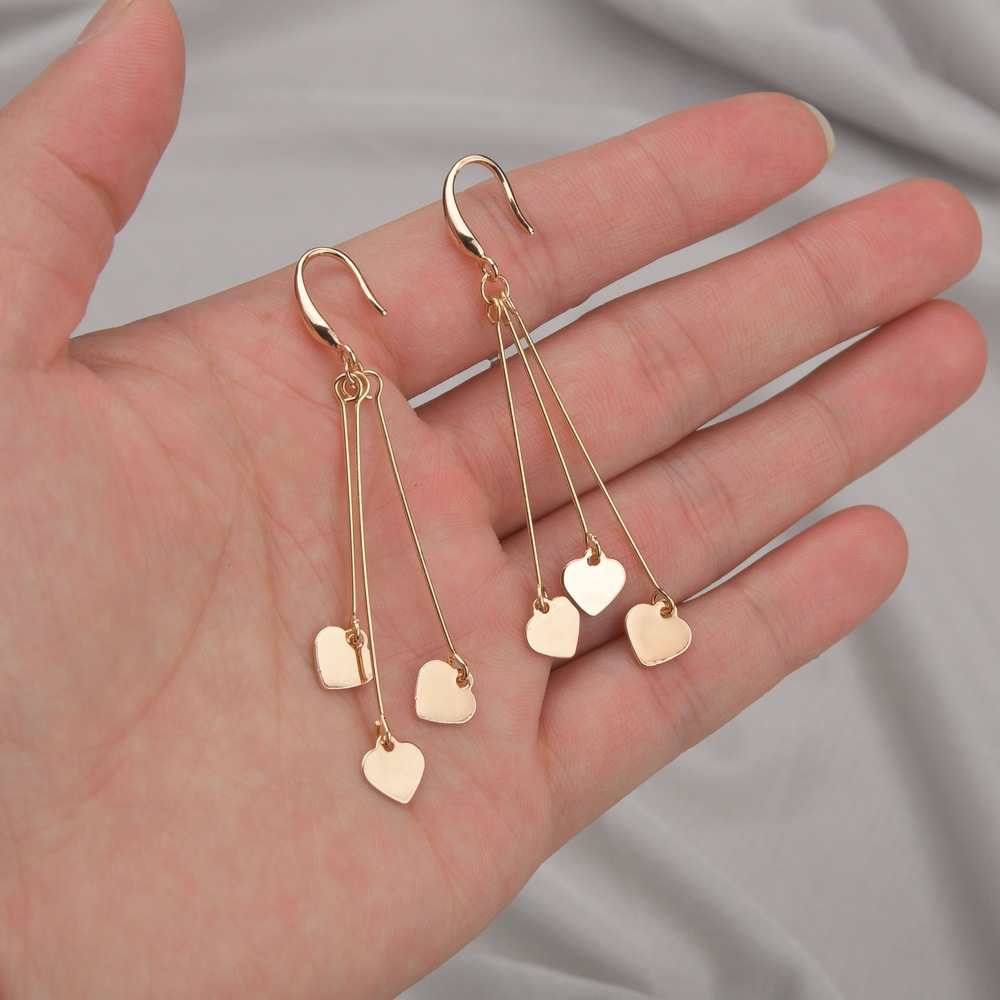 European and American popular iron sheet heart-shaped earrings, retro and fashionable long tassel earrings and earrings, cross-border accessories wholesale Application Scenario