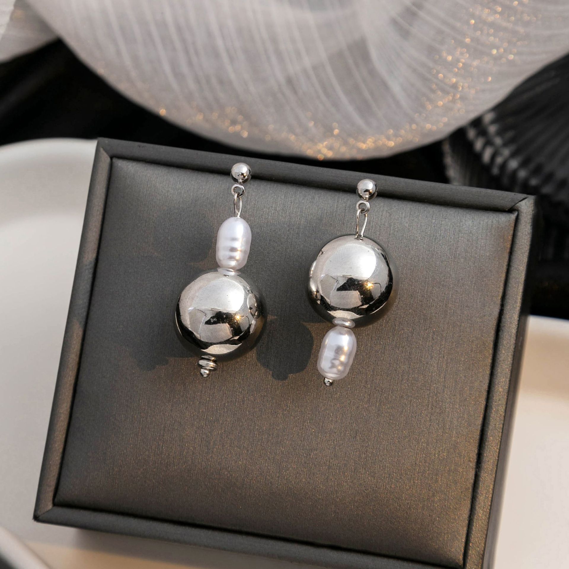 Silver needle, European and American irregular geometric round teardrop pearl earrings, retro personality, metal design sense, stud earrings for women full figure
