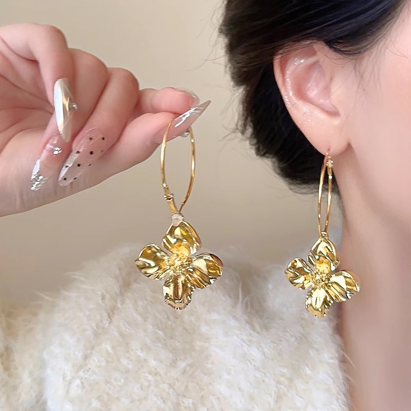 Golden large circle flower earrings, women's light luxury and high-end style, exaggerated and grand stud earrings, round and square face to make the face look smaller, earrings Specification drawing
