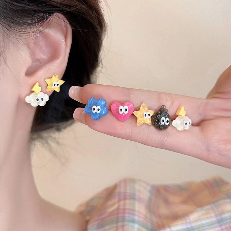 Dopamine Cartoon Cloud Star Earrings Five-piece Set, cute and playful heart-shaped flower earrings, small and exquisite earrings Application Scenario