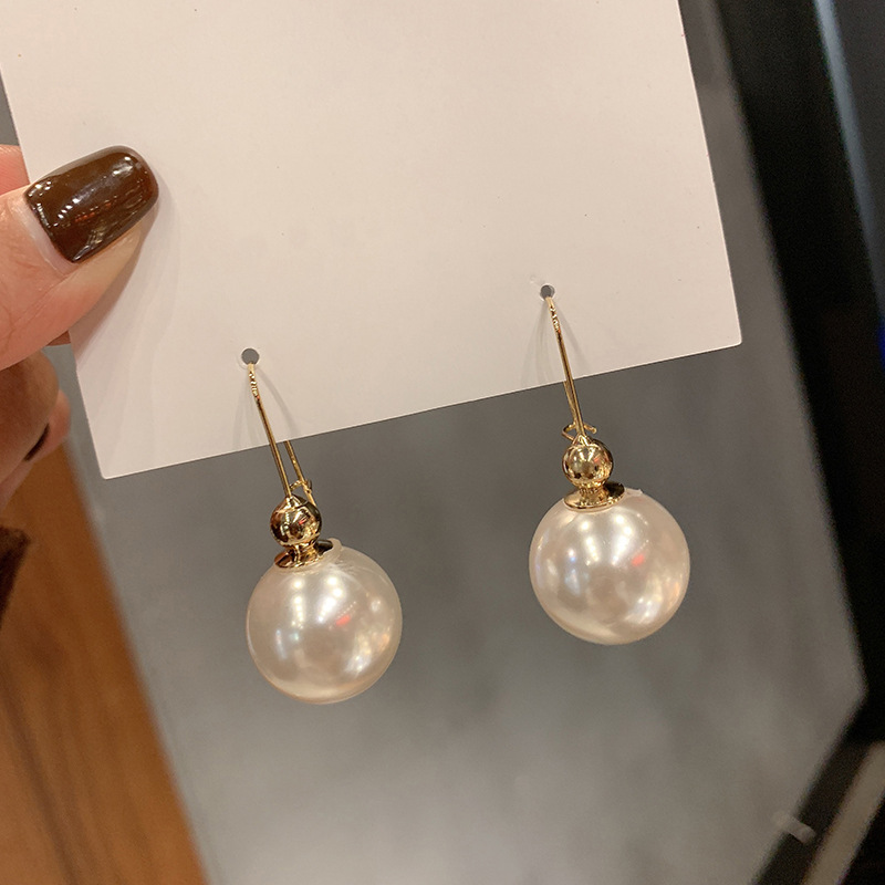 Fashionable and individual short pearl earrings for women from Dongdaemun, South Korea. Trendy and stylish earrings that are popular on the Internet full figure