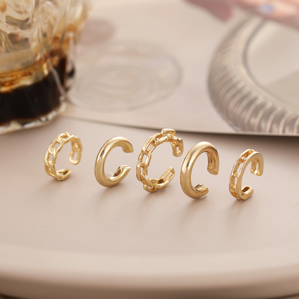 Creative and simple five-piece ear bone clip set without ear holes, personalized golden chain hollowed-out multi-layer earrings, C-shaped ear clip for women Application Scenario