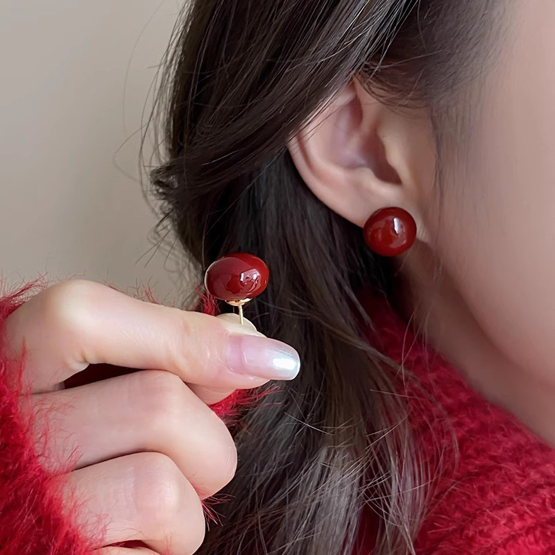 Wine red sugar bean pearl stud earrings, autumn and winter Hong Kong-style artistic retro circle earrings, women's niche design sense earrings Application Scenario