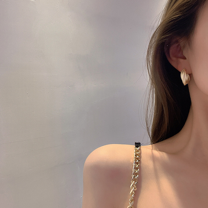 ins High-end retro C-shaped earrings for women, 2022 new trendy stud earrings, Dongdaemun, South Korea, a stylish and popular earpiece details Picture