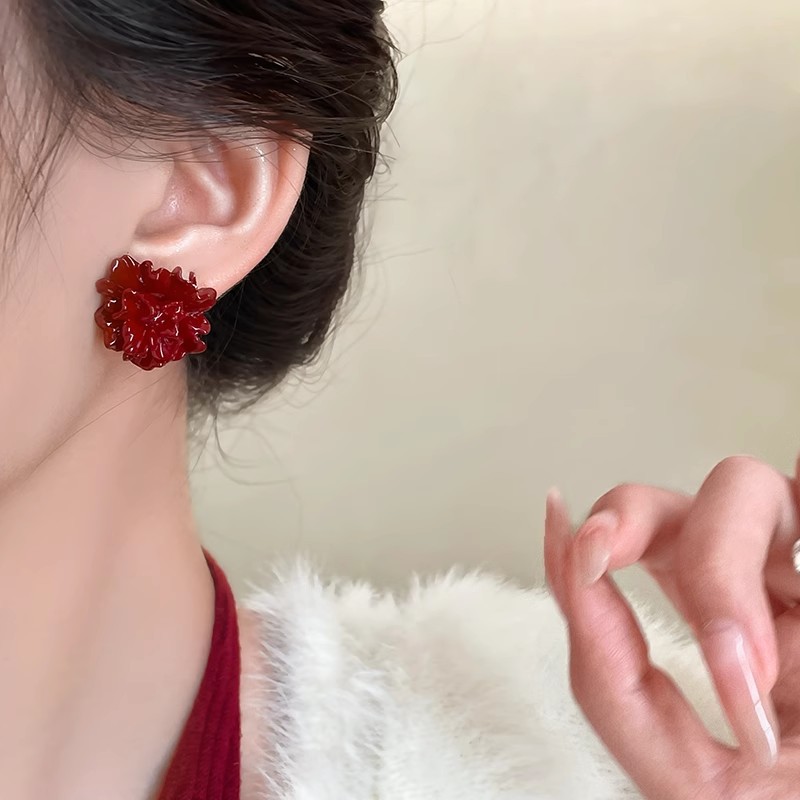 Ankela red pleated flower stud earrings, retro, niche, light luxury and high-end style earrings, Hong Kong style and personality earrings Application Scenario