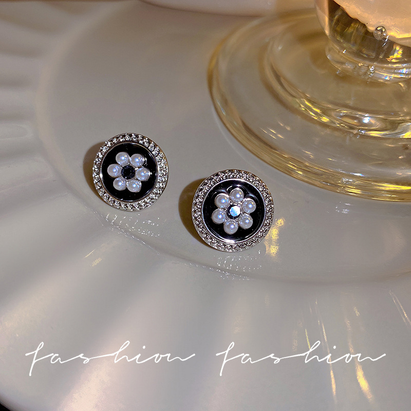 French retro Hepburn style ins oval retro glazed flower stud earrings, Japanese and Korean pearl earrings, and chanel-style earrings Specification drawing