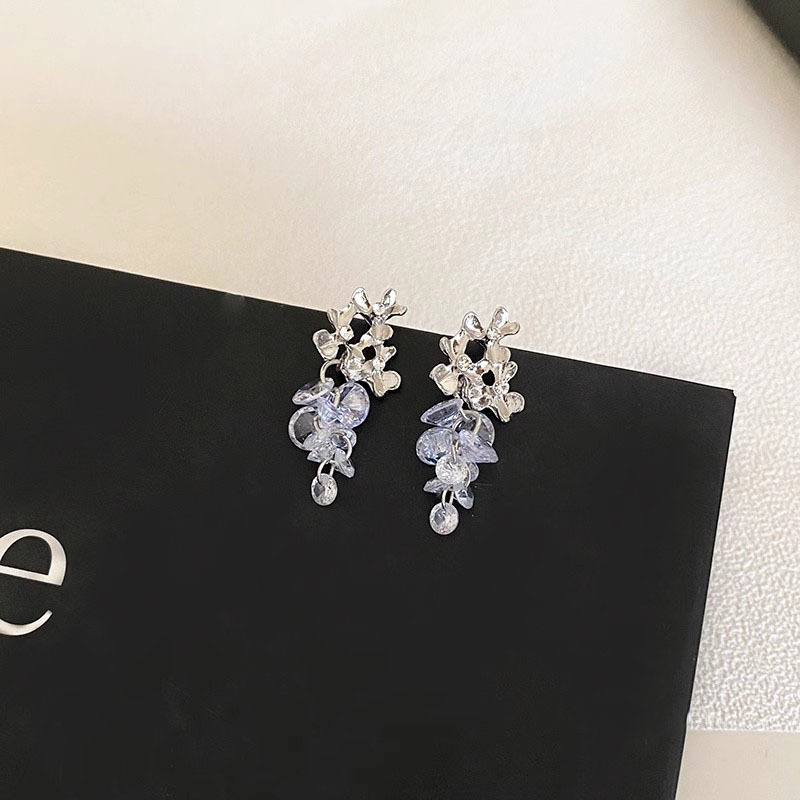 Cold and elegant new Chinese-style crystal grape flower earrings for women, unique and luxurious stud earrings, cold and stylish Su earrings Application Scenario
