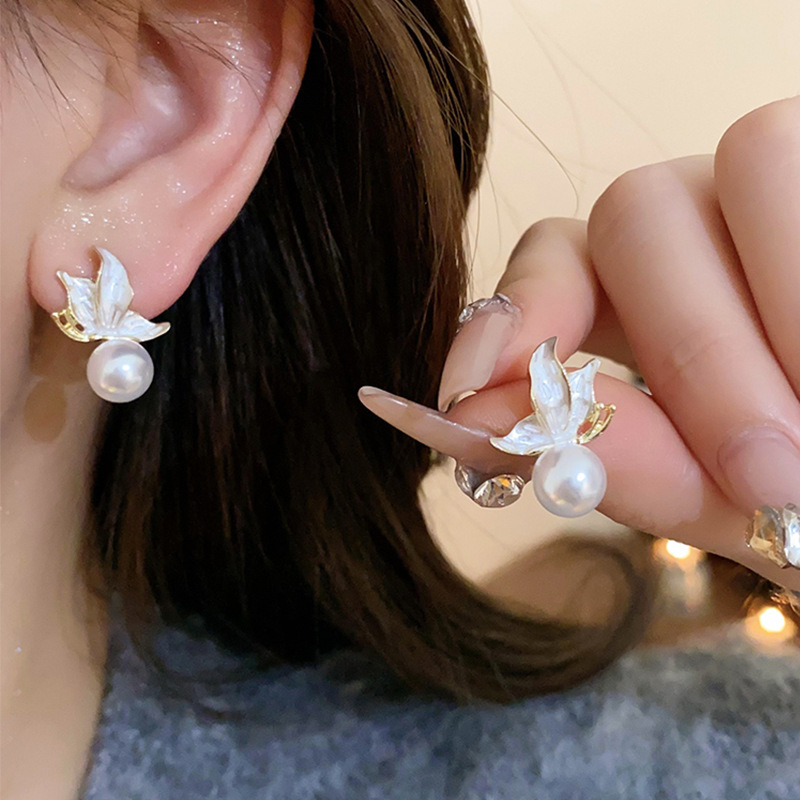 925 Silver needle unique, niche, light luxury, high-end pearl butterfly earrings, fashionable and elegant stud earrings, women's accessories from Yiwu Application Scenario
