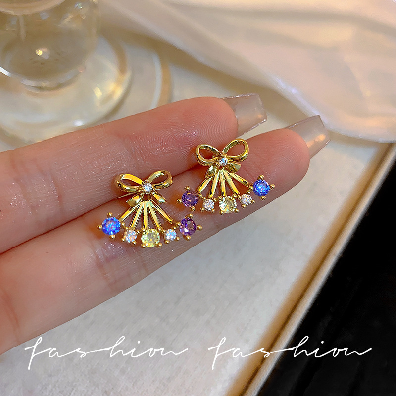 The design sense features a pair of women's light luxury, high-end, elegant, exquisite and versatile earrings and earrings with bow zircon stud earrings on the front and back details Picture