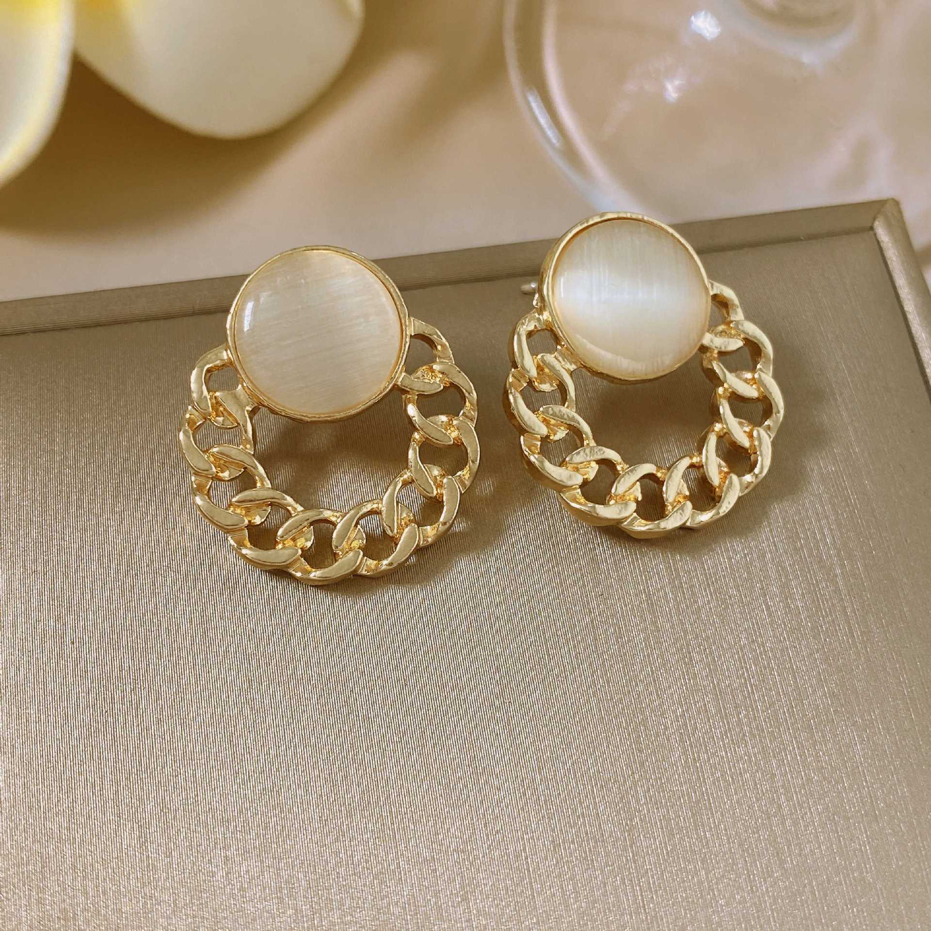 The new goddess-like pearl chain earrings exude a sense of sophistication for women. The simple stud earrings are a versatile and elegant Hong Kong style ear accessory Application Scenario