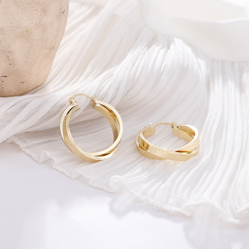 The geometric ring earrings, the same as those worn by Chen Shuting, the "Mad Dog's Wife", are a unique and high-end women's niche earrings with a distinctive design Specification drawing