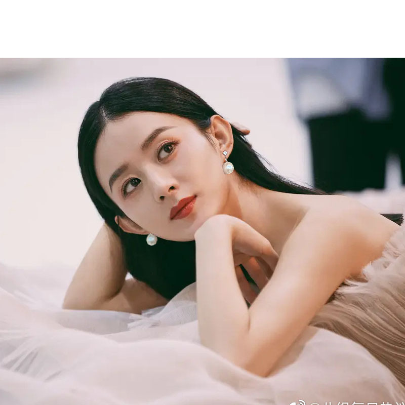 S925 Silver needle sweet pearl stud earrings, Korean style zircon earrings, French retro and elegant short earrings Application Scenario