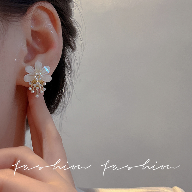 Flower pearl earrings, a new, trendy and fresh style for women, unique stud earrings with a niche design and a high-end, elegant style Application Scenario