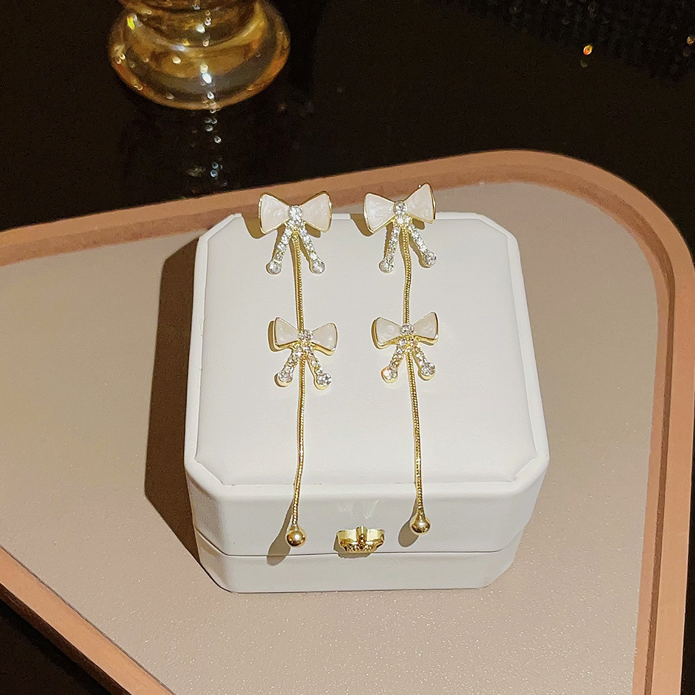 Long tassel and elegant bow earrings, light luxury and high-end fashion earrings, delicate and cold style stud accessories for women Application Scenario