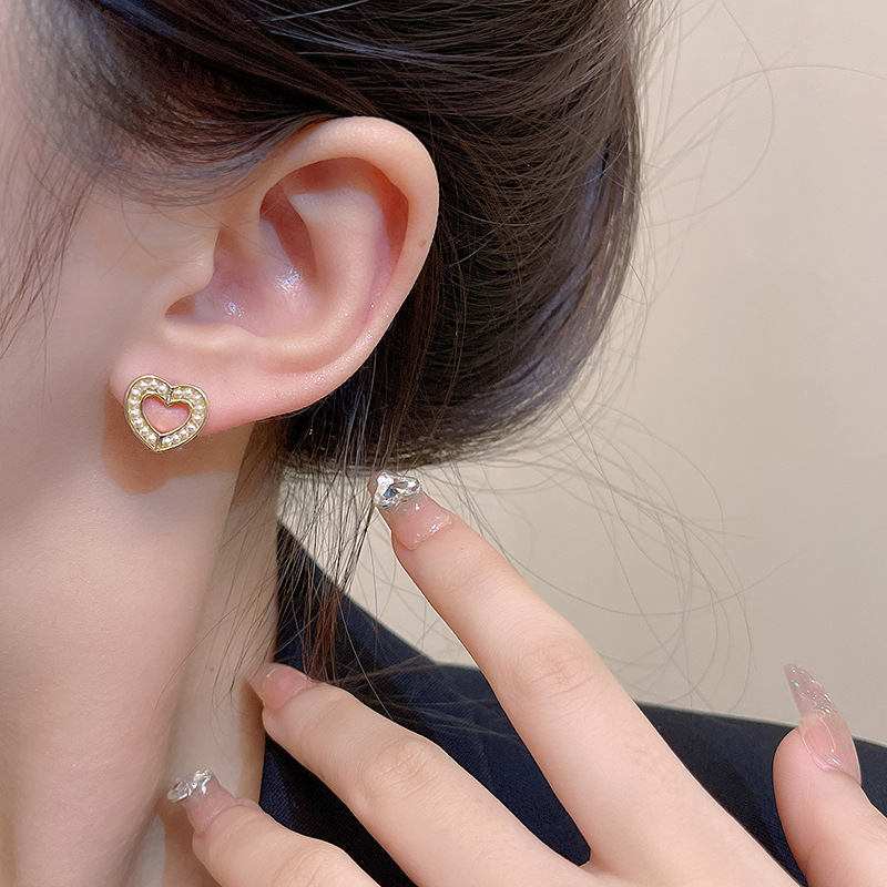 Japanese and Korean fashion creative asymmetrical design sense pearl heart zircon stud earrings, cold and individualistic style earrings and earrings Application Scenario