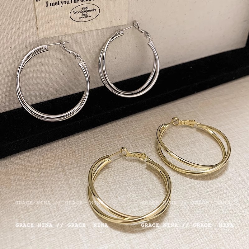 Simple and basic, versatile earrings, metal circle, cross-line stud earrings, unique and individual, high-end plain circle earrings wholesale Application Scenario