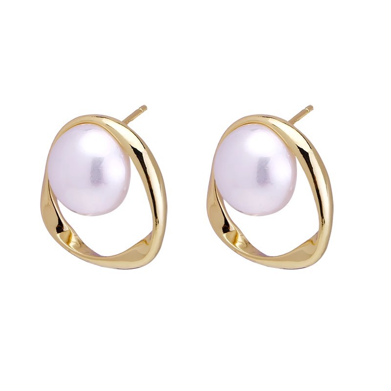The large pearl earrings for women exude a light luxury and high-end charm. The ear studs are a new French 2025 bestseller, a fashionable and elegant ear accessory Item Picture