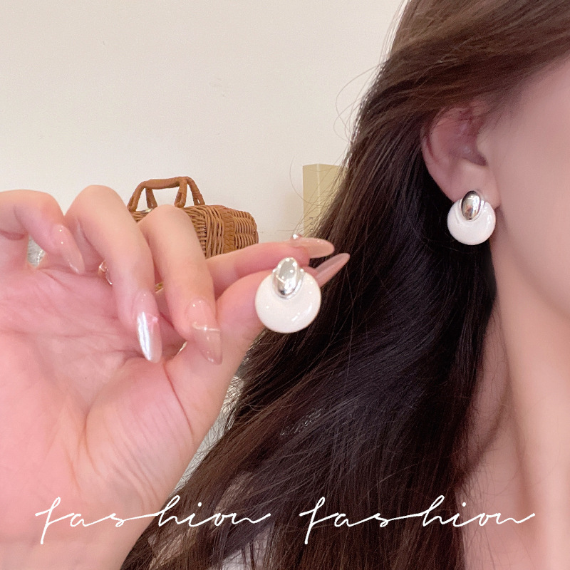 French retro white glazed earrings for women, simple and elegant, light luxury and high-end stud earrings, Korean style fashionable and versatile earrings details Picture