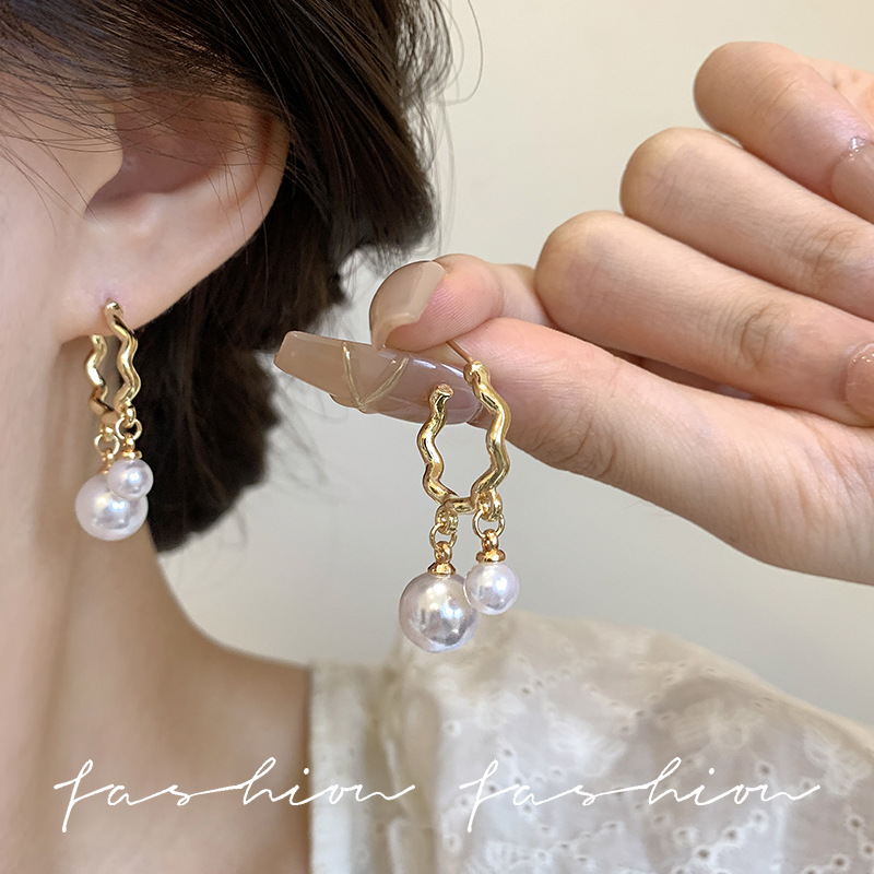 European and American retro French Baroque pearl earrings, women's light luxury, high-end and exquisite golden metal large earrings and stud earrings Specification drawing