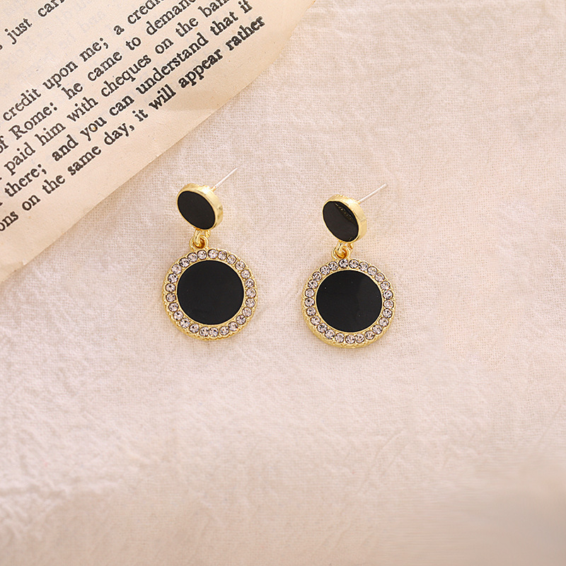 s925 Silver Needle New black circle oil-dripping shiny diamond stud earrings, simple and fashionable style, geometric and grand style Application Scenario