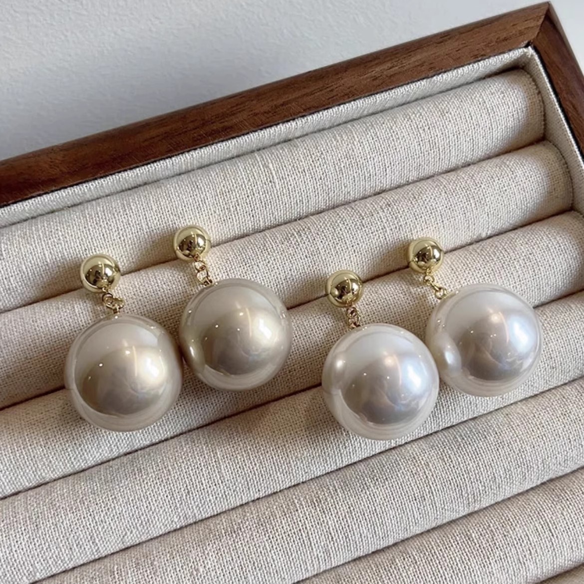 Light luxury and elegant large pearl earrings, women's autumn and winter high-end and versatile stud earrings, niche design, unique and exaggerated earrings details Picture