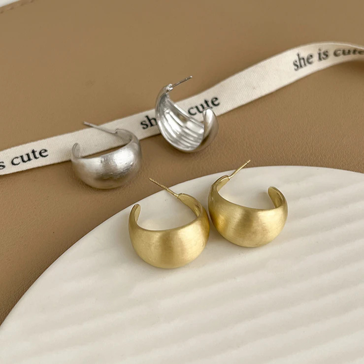 Golden matte brushed metal round ball earrings for women, a light luxury and high-end look, niche stud earrings, fashionable and elegant, versatile earrings Application Scenario