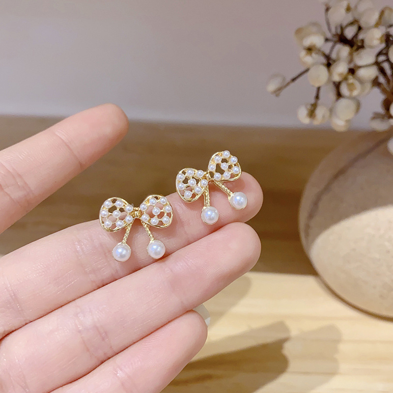 Simple and compact geometric bow pearl stud earrings, French style for women, fashionable and individual, versatile earrings and earrings full figure