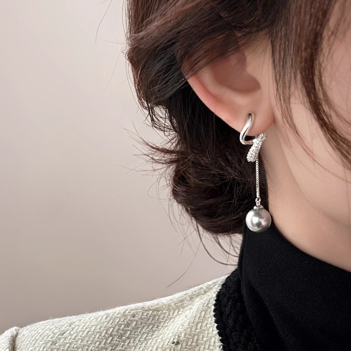 The light luxury and high-end diamond-encrusted grey pearl tassel earrings are unique and long, slimming and face-enhancing stud earrings with a niche design Application Scenario