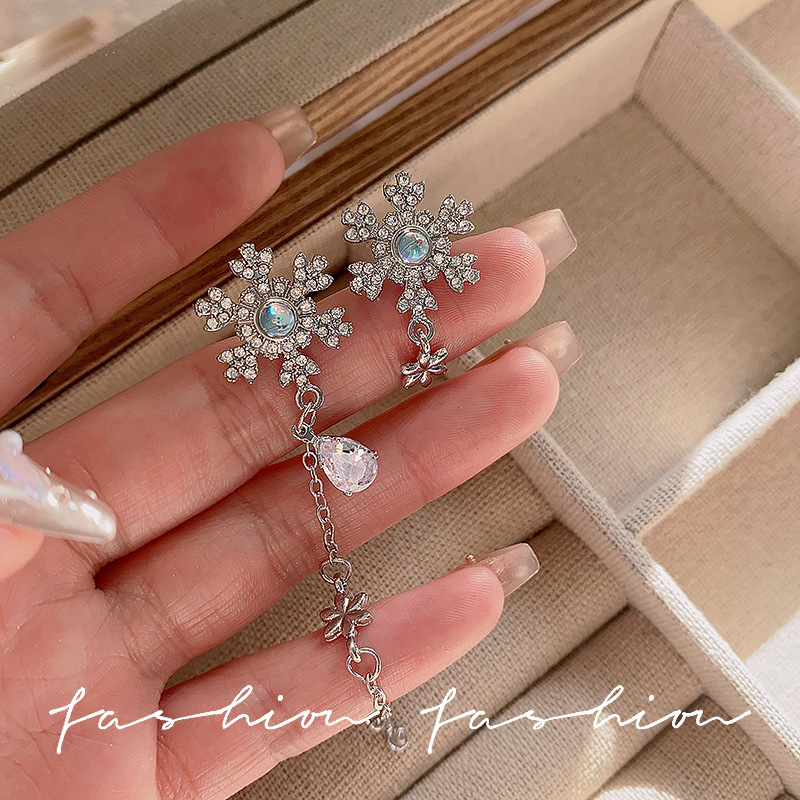 Asymmetrical snowflake Zircon tassel earrings, a new bestseller in 2025, with a light luxury and high-end feel, are rare and exquisite earrings details Picture