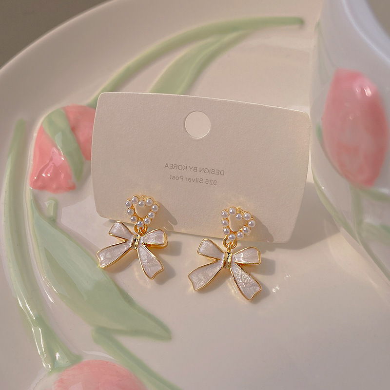 Xiaoxiang-style pearl heart-shaped earrings, with a unique design sense and bow stud earrings, are simple and stylish earrings for women in summer Specification drawing