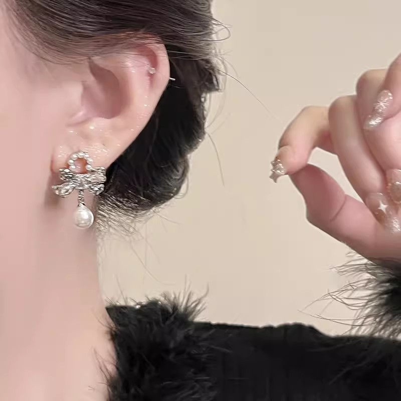 Bow pearl stud earrings for women, light luxury and exquisite chanel-style earrings, niche design, Korean-style high-end earring accessories Specification drawing