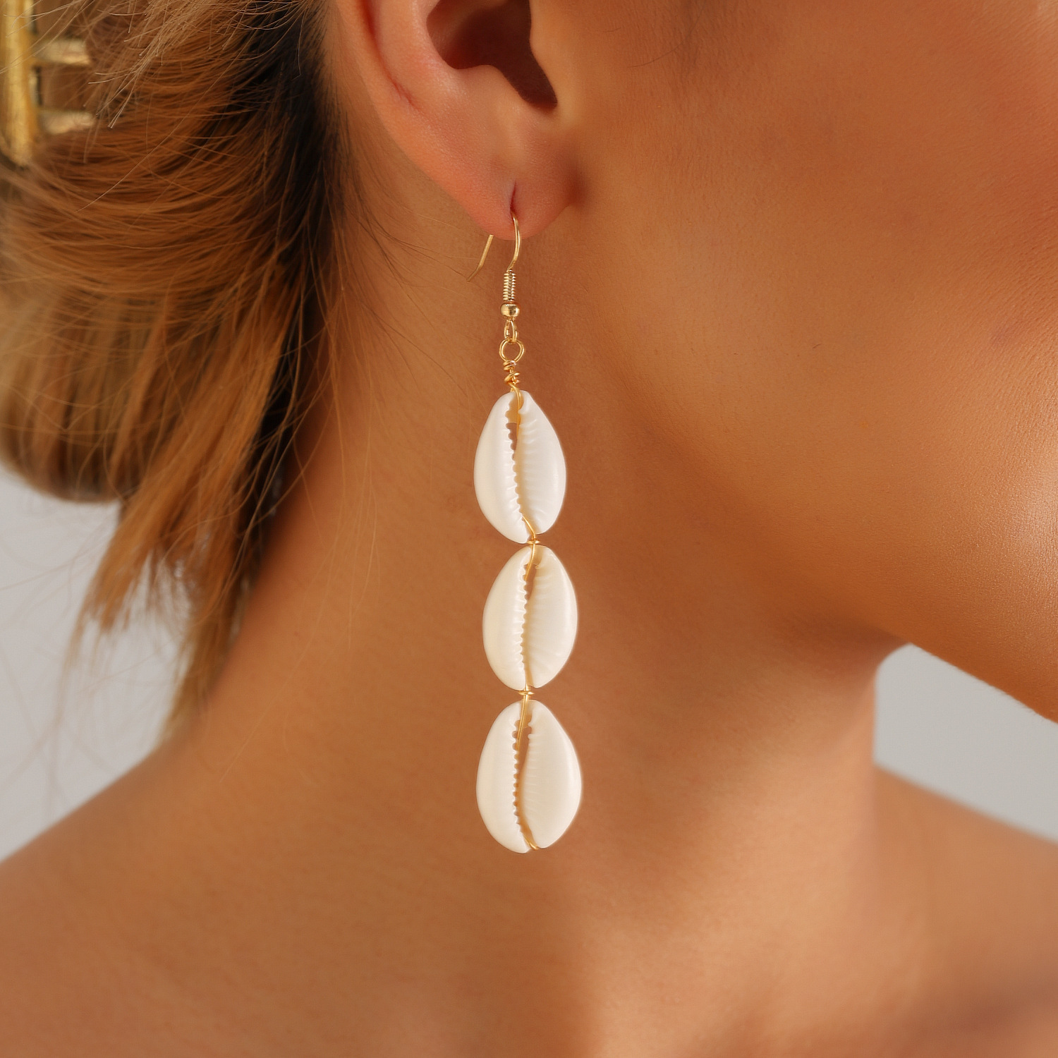 Summer beach vacation style European and American accessories, natural white shell earrings, high-end, simple and fashionable ear hangers and earrings full figure