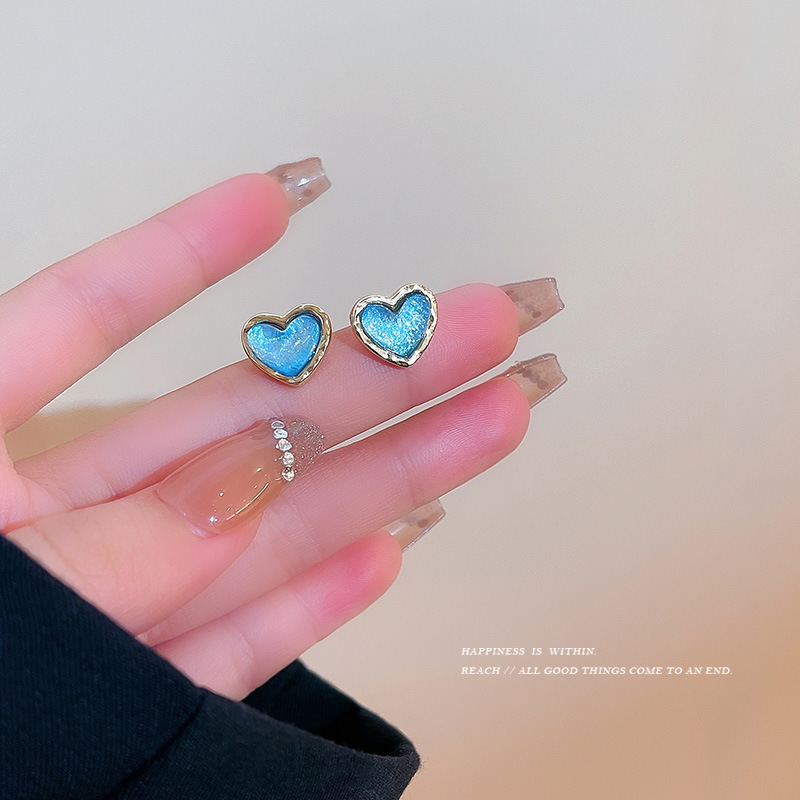Dongdaemun, South Korea's heart-shaped fashionable stud earrings for women, featuring a minimalist and cool style on Instagram. These are niche design and elegant earrings full figure