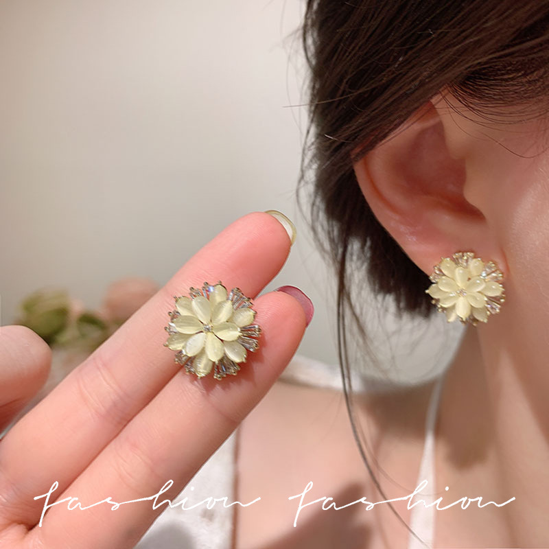 Korean-style sweet cat's eye stone flower zircon stud earrings, unique and high-end female earrings, versatile earrings for Internet celebrities details Picture