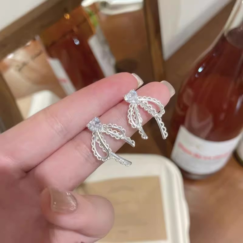 French lace bow stud earrings for women, exuding a sense of high-end luxury and a touch of elegance. Niche design, exquisite and sweet earrings Application Scenario