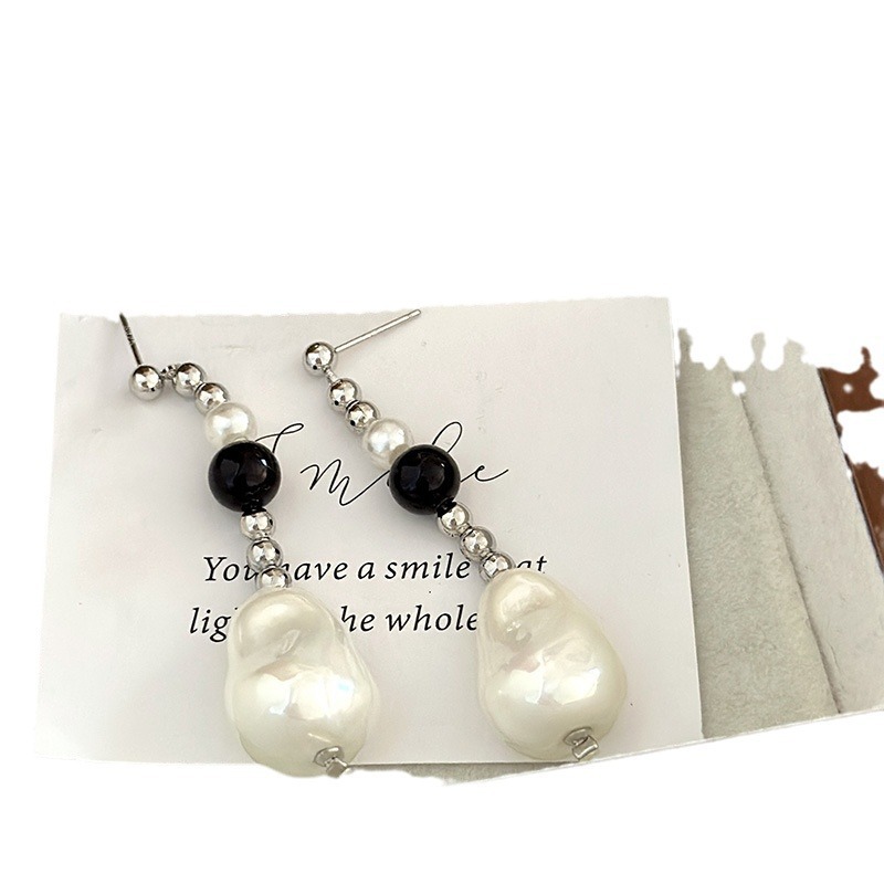 This niche and simple design features long fringed Baroque beaded earrings, exuding a sense of sophistication and individuality for women. It's a retro style for women Item Picture