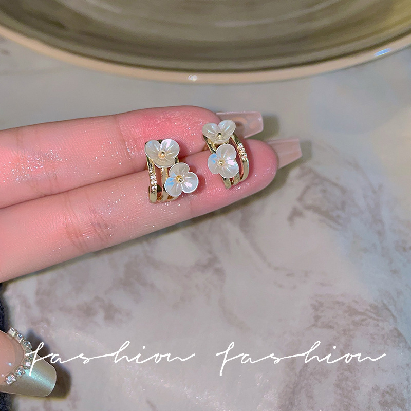 Korean commuter earrings 2023 New trendy flower silver needle style C-shaped ear stud earrings wholesale full figure